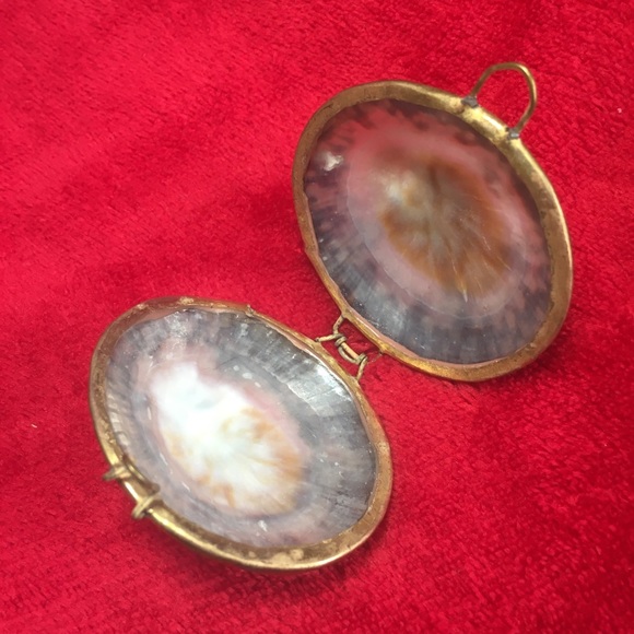 Unique Shell Locket/Box - Picture 5 of 7